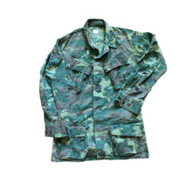 Load image into Gallery viewer, 1968 Green Dominant ERDL Camouflage Jungle Jacket Small Long