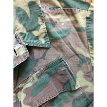 Load image into Gallery viewer, 1968 Green Dominant ERDL Camouflage Jungle Jacket Small Long