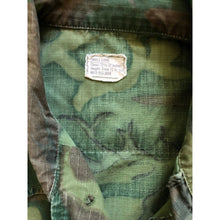 Load image into Gallery viewer, 1968 Green Dominant ERDL Camouflage Jungle Jacket Small Long