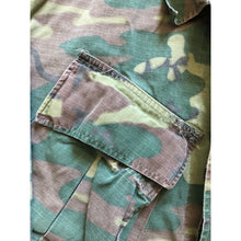 Load image into Gallery viewer, 1968 Green Dominant ERDL Camouflage Jungle Jacket Small Long

